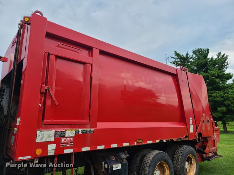 image for item EZ9121 2005 Sterling L-Line  refuse truck