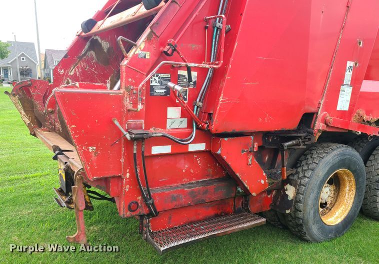 image for item EZ9121 2005 Sterling L-Line  refuse truck