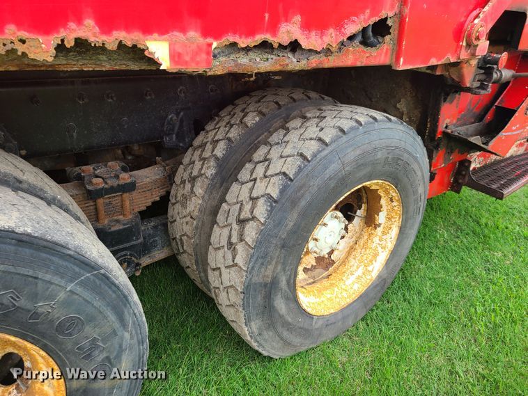 image for item EZ9121 2005 Sterling L-Line  refuse truck