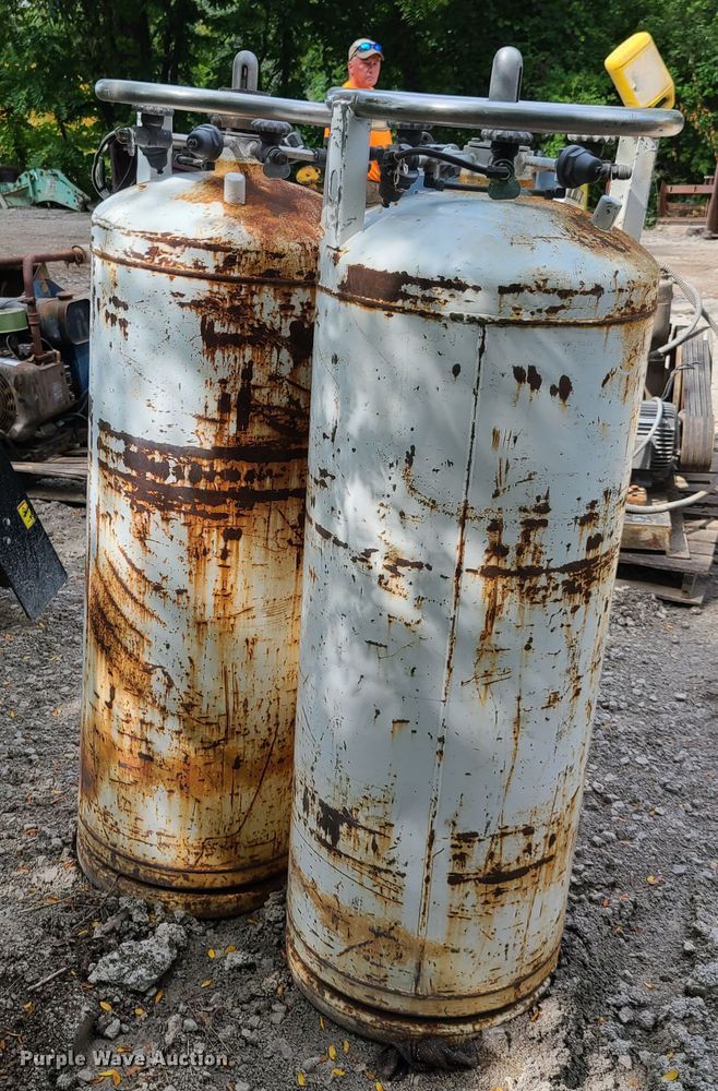 image for item EZ9152 (2) oxygen tanks