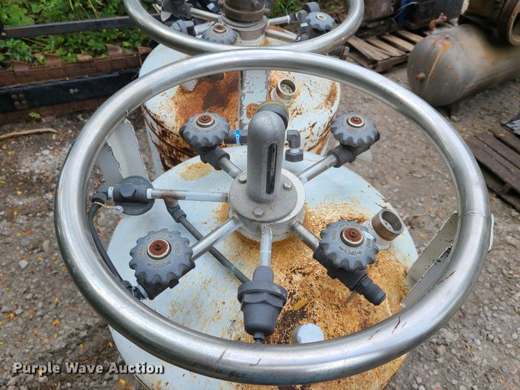 image for item EZ9152 (2) oxygen tanks