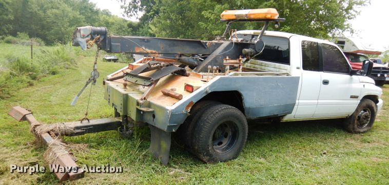 image for item FN9351 2001 Dodge Ram 3500  Quad Cab tow truck