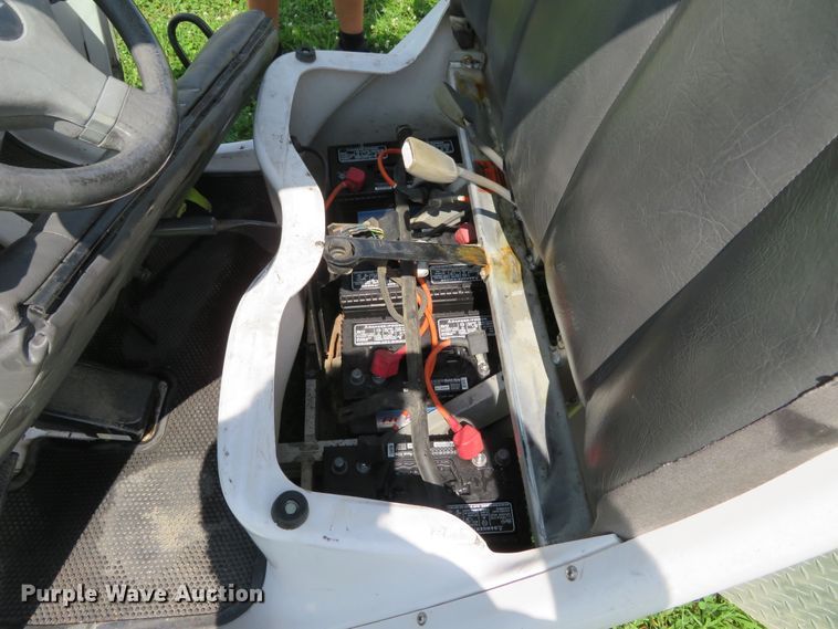 image for item GI9194 2002 GEM E825  utility vehicle