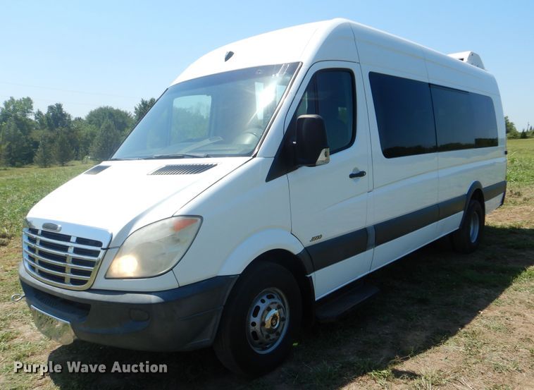 image for item GM9123 2009 Freightliner Sprinter 3500  shuttle bus