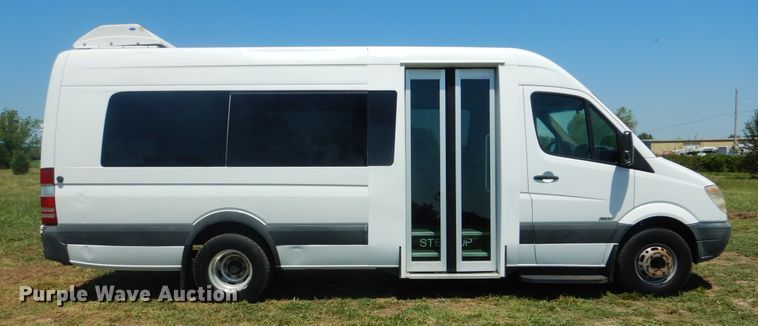 image for item GM9123 2009 Freightliner Sprinter 3500  shuttle bus