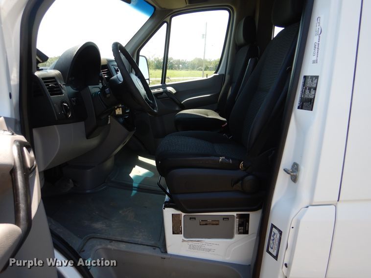 image for item GM9123 2009 Freightliner Sprinter 3500  shuttle bus