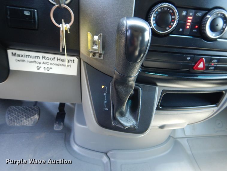 image for item GM9123 2009 Freightliner Sprinter 3500  shuttle bus