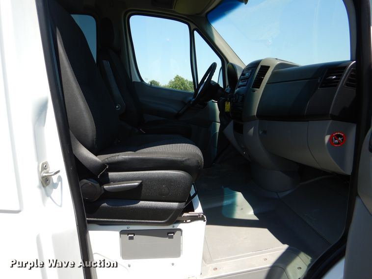 image for item GM9123 2009 Freightliner Sprinter 3500  shuttle bus