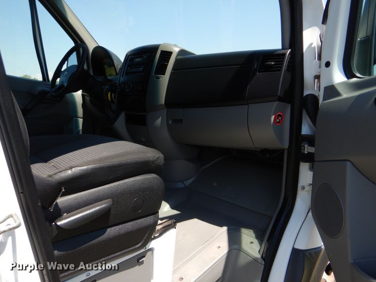 image for item GM9123 2009 Freightliner Sprinter 3500  shuttle bus