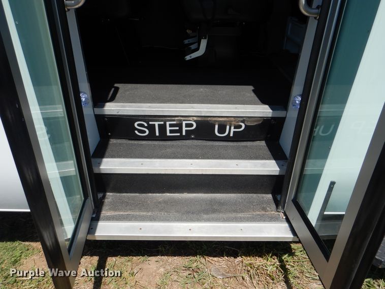 image for item GM9123 2009 Freightliner Sprinter 3500  shuttle bus