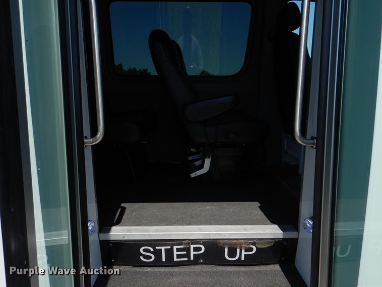 image for item GM9123 2009 Freightliner Sprinter 3500  shuttle bus