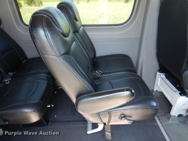 image for item GM9123 2009 Freightliner Sprinter 3500  shuttle bus