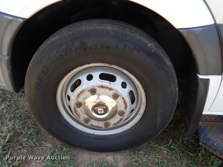 image for item GM9123 2009 Freightliner Sprinter 3500  shuttle bus