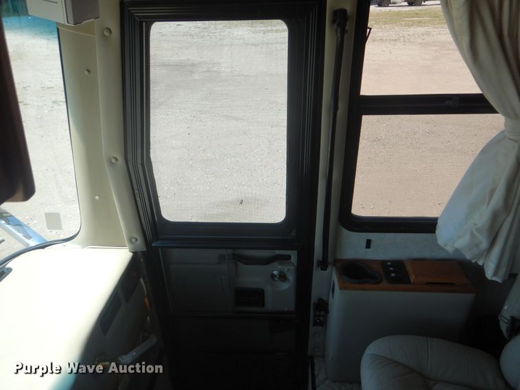 image for item GM9126 2003 Monaco Windsor 40PBDD  RV