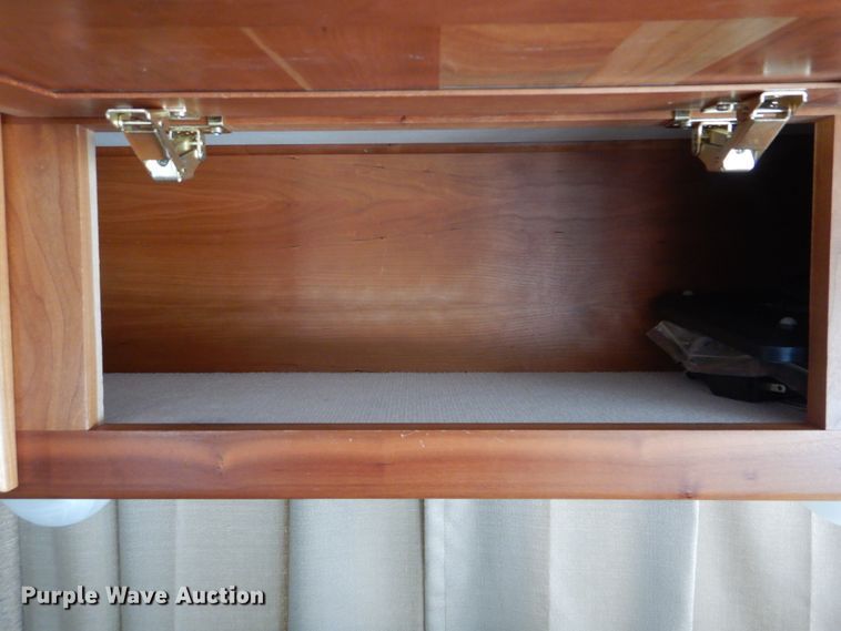 image for item GM9126 2003 Monaco Windsor 40PBDD  RV