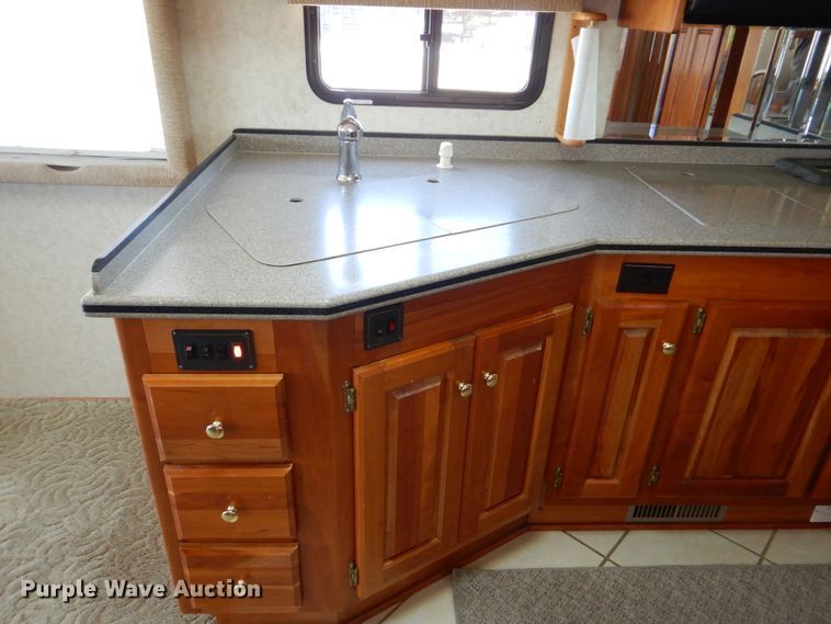 image for item GM9126 2003 Monaco Windsor 40PBDD  RV