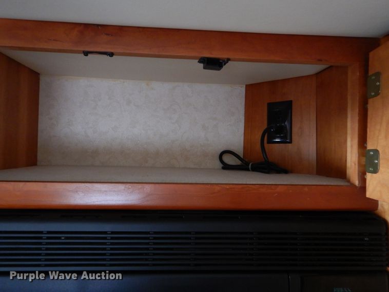 image for item GM9126 2003 Monaco Windsor 40PBDD  RV