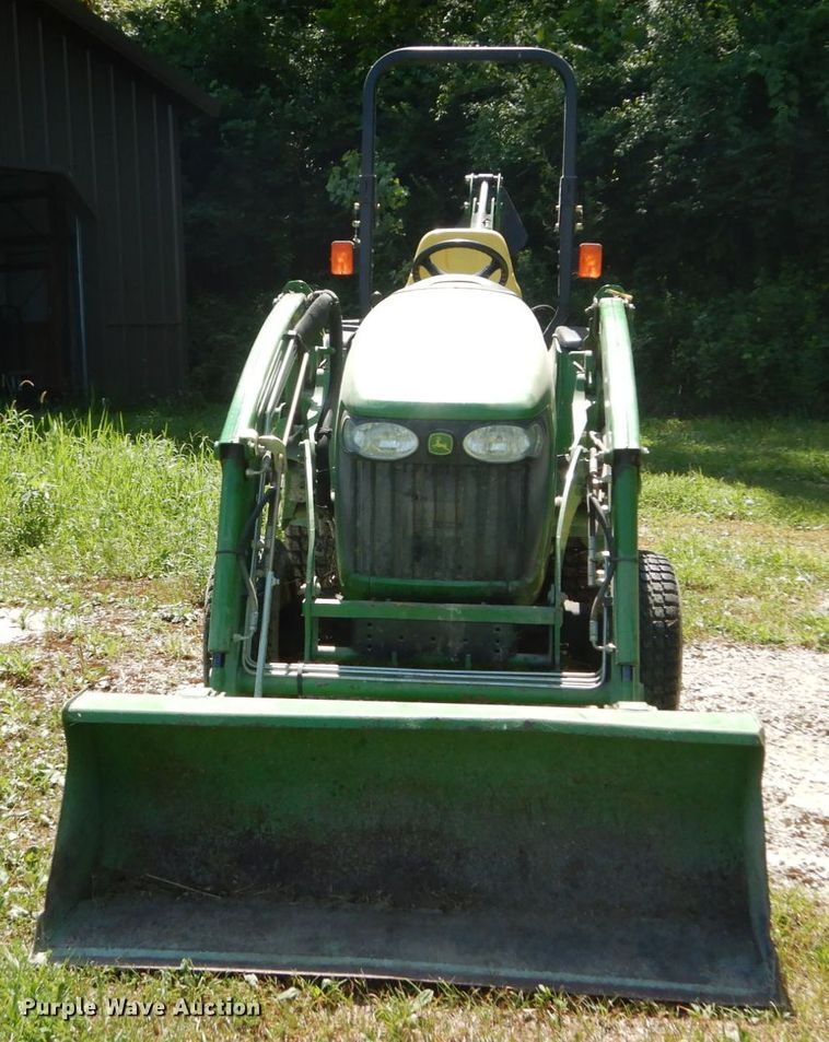 image for item GV9205 2005 John Deere 3320  MFWD tractor