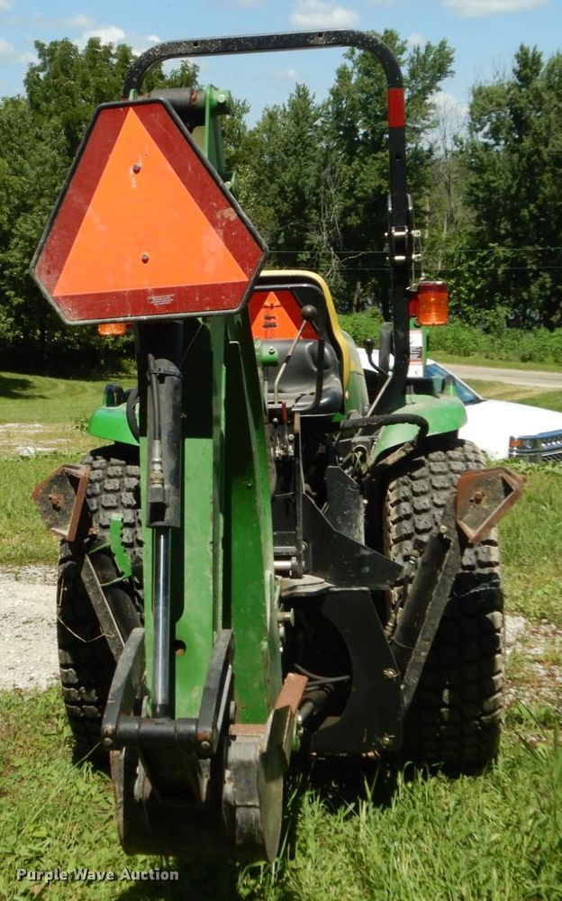 image for item GV9205 2005 John Deere 3320  MFWD tractor