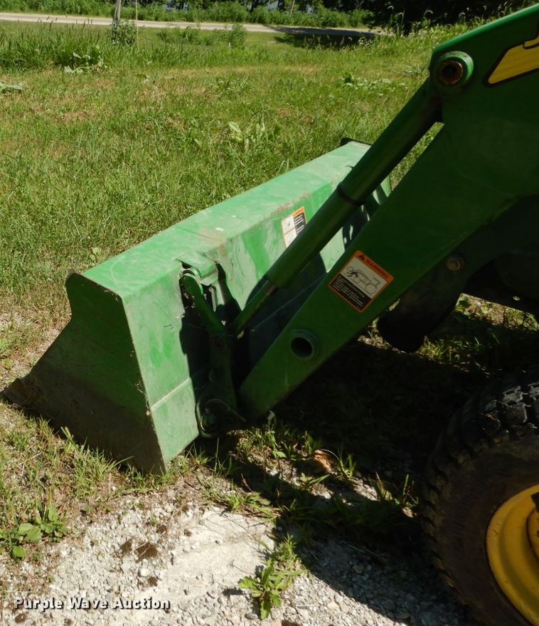 image for item GV9205 2005 John Deere 3320  MFWD tractor