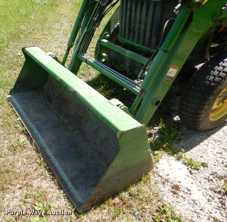 image for item GV9205 2005 John Deere 3320  MFWD tractor