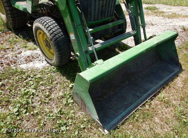 image for item GV9205 2005 John Deere 3320  MFWD tractor