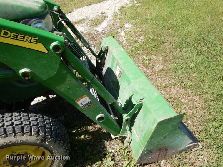 image for item GV9205 2005 John Deere 3320  MFWD tractor