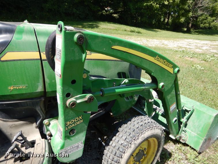 image for item GV9205 2005 John Deere 3320  MFWD tractor
