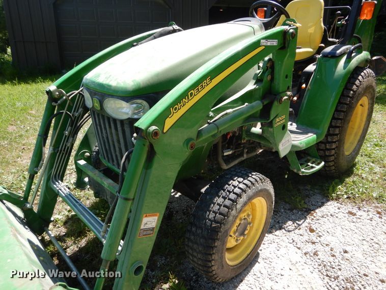 image for item GV9205 2005 John Deere 3320  MFWD tractor
