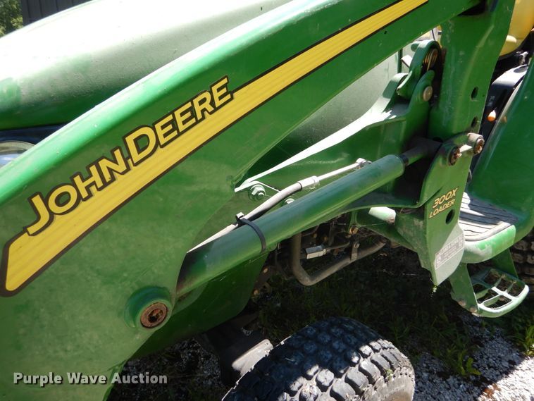 image for item GV9205 2005 John Deere 3320  MFWD tractor