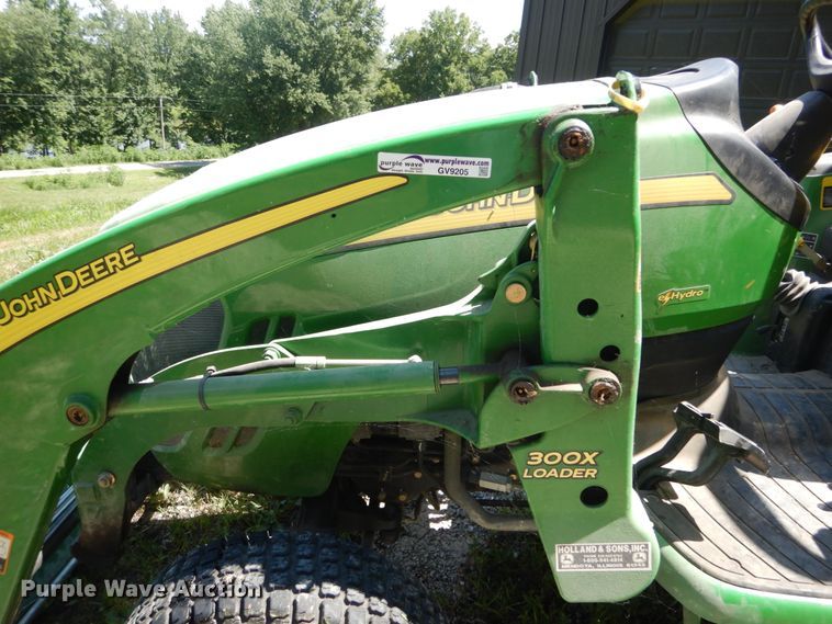 image for item GV9205 2005 John Deere 3320  MFWD tractor