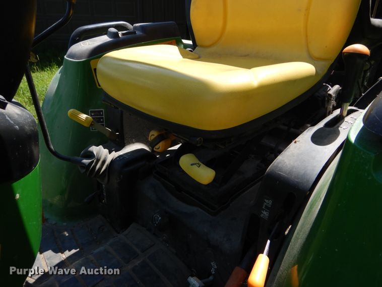 image for item GV9205 2005 John Deere 3320  MFWD tractor