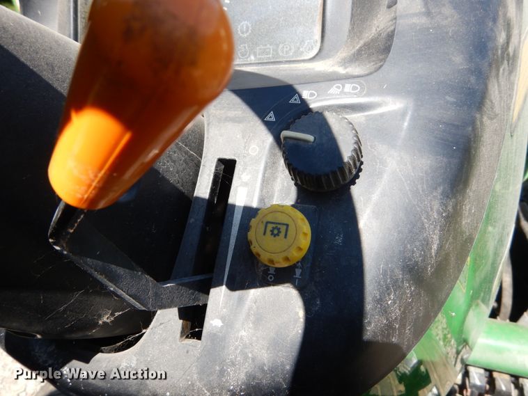 image for item GV9205 2005 John Deere 3320  MFWD tractor