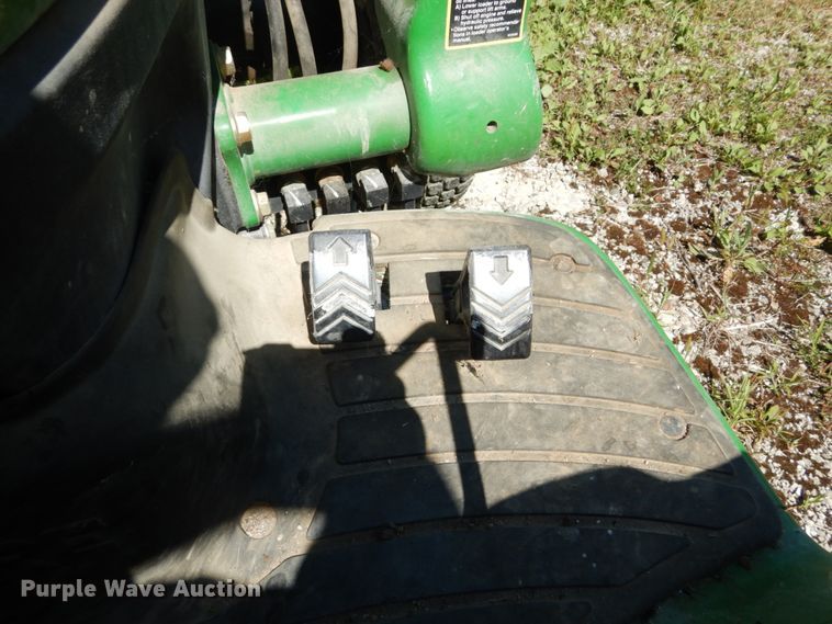 image for item GV9205 2005 John Deere 3320  MFWD tractor