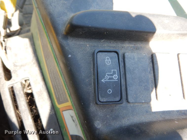 image for item GV9205 2005 John Deere 3320  MFWD tractor