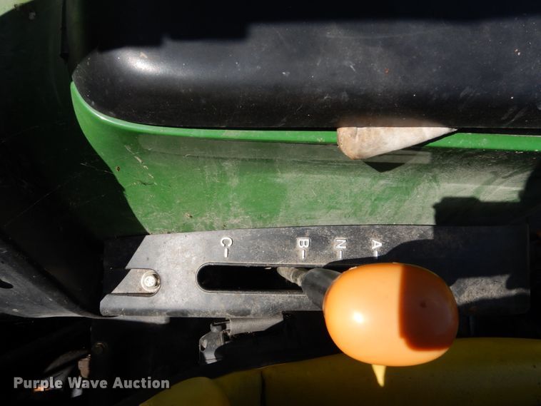 image for item GV9205 2005 John Deere 3320  MFWD tractor