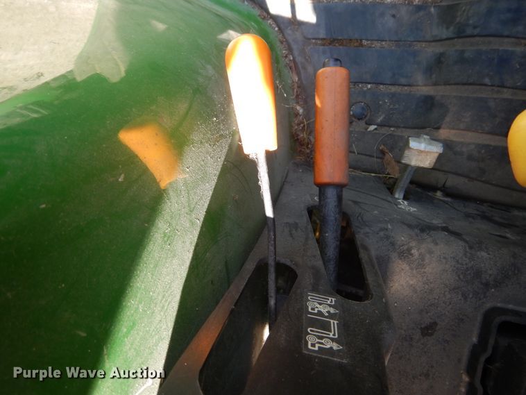 image for item GV9205 2005 John Deere 3320  MFWD tractor