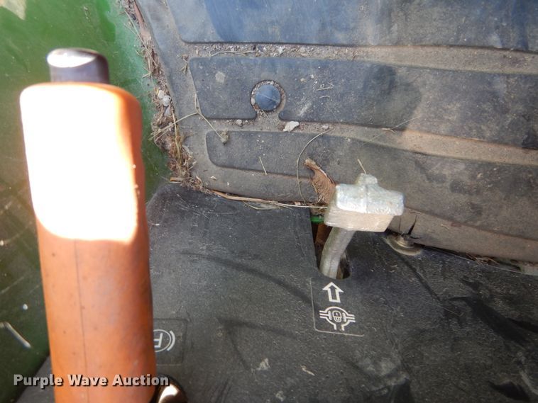 image for item GV9205 2005 John Deere 3320  MFWD tractor