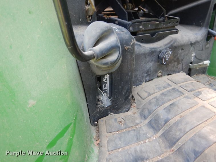 image for item GV9205 2005 John Deere 3320  MFWD tractor