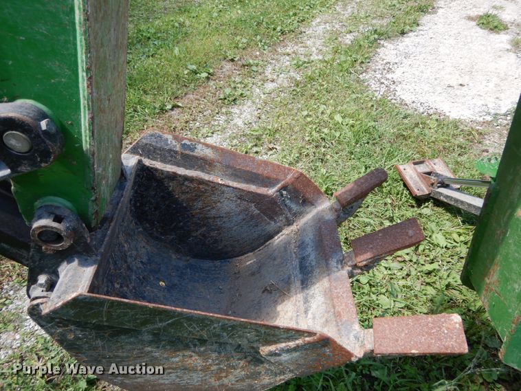 image for item GV9205 2005 John Deere 3320  MFWD tractor