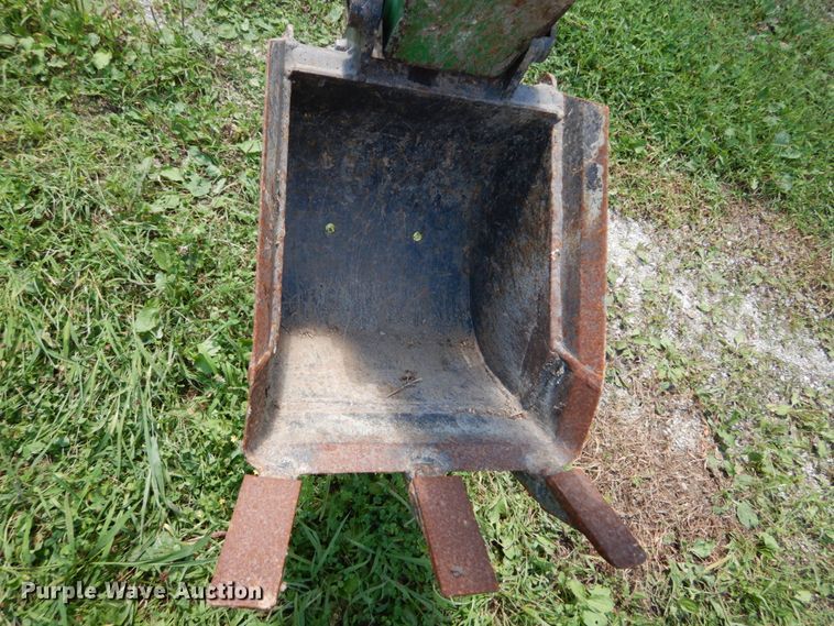 image for item GV9205 2005 John Deere 3320  MFWD tractor