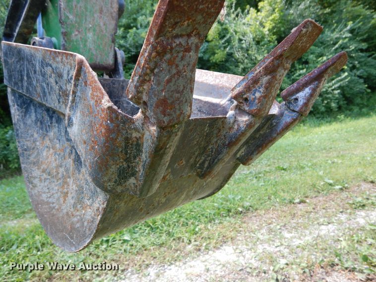 image for item GV9205 2005 John Deere 3320  MFWD tractor