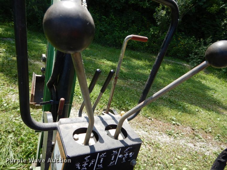 image for item GV9205 2005 John Deere 3320  MFWD tractor