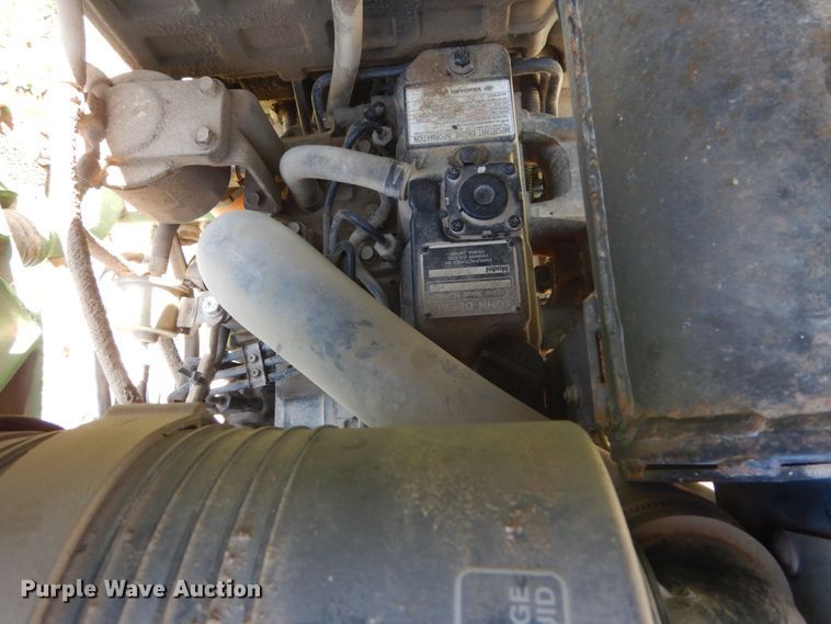 image for item GV9205 2005 John Deere 3320  MFWD tractor