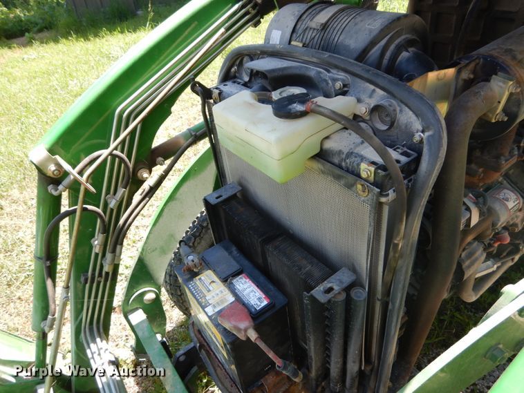 image for item GV9205 2005 John Deere 3320  MFWD tractor