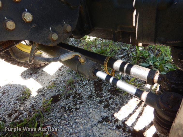 image for item GV9205 2005 John Deere 3320  MFWD tractor