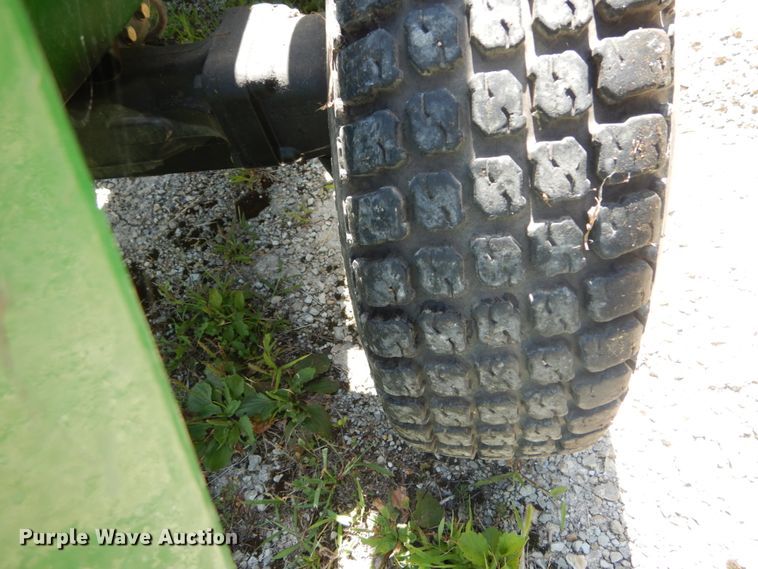 image for item GV9205 2005 John Deere 3320  MFWD tractor