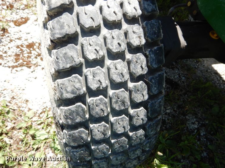 image for item GV9205 2005 John Deere 3320  MFWD tractor