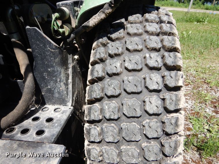 image for item GV9205 2005 John Deere 3320  MFWD tractor