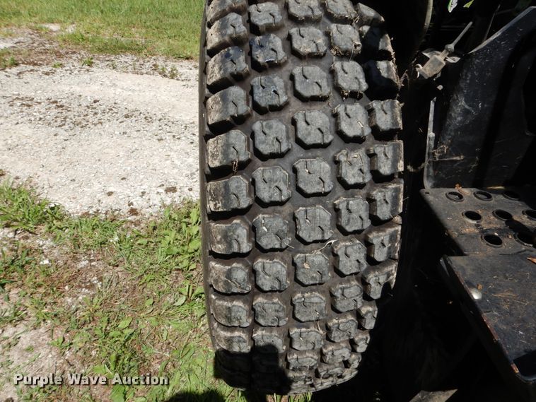 image for item GV9205 2005 John Deere 3320  MFWD tractor